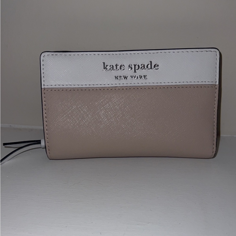 Small Kate Spade wallet in great condition. Barely used.